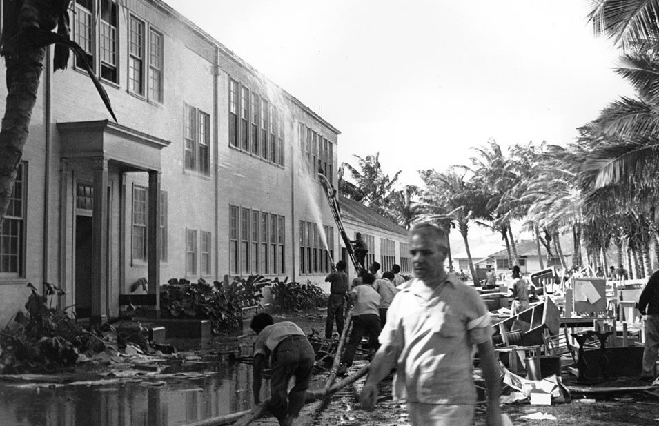 Спасатели тушат пожар после авианалета. Перл-Харбор. 7 декабря 1941 г.