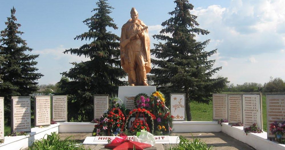 с. Антоновка Березовского р-на. Памятник воинам, погибшим в годы войны.