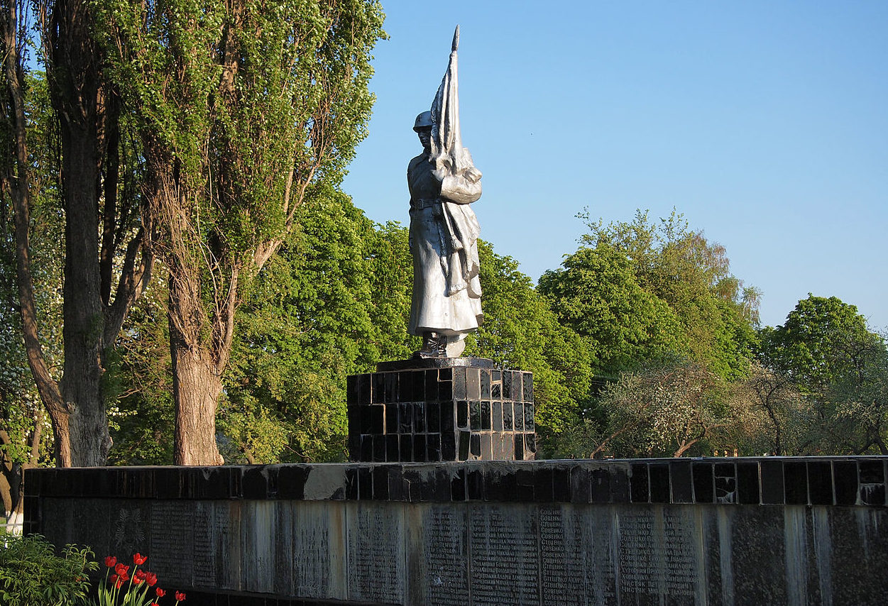 с. Бортиники Фастовского р-на. Памятник односельчанам, погибшим в годы войны.