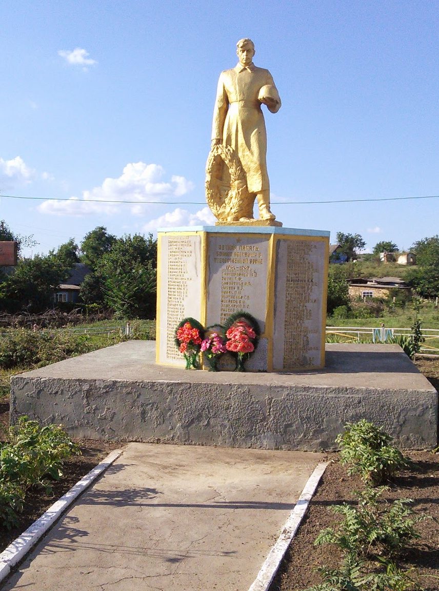 с. Викторовка Березовского р-на. Памятник около школы погибшим на войне.