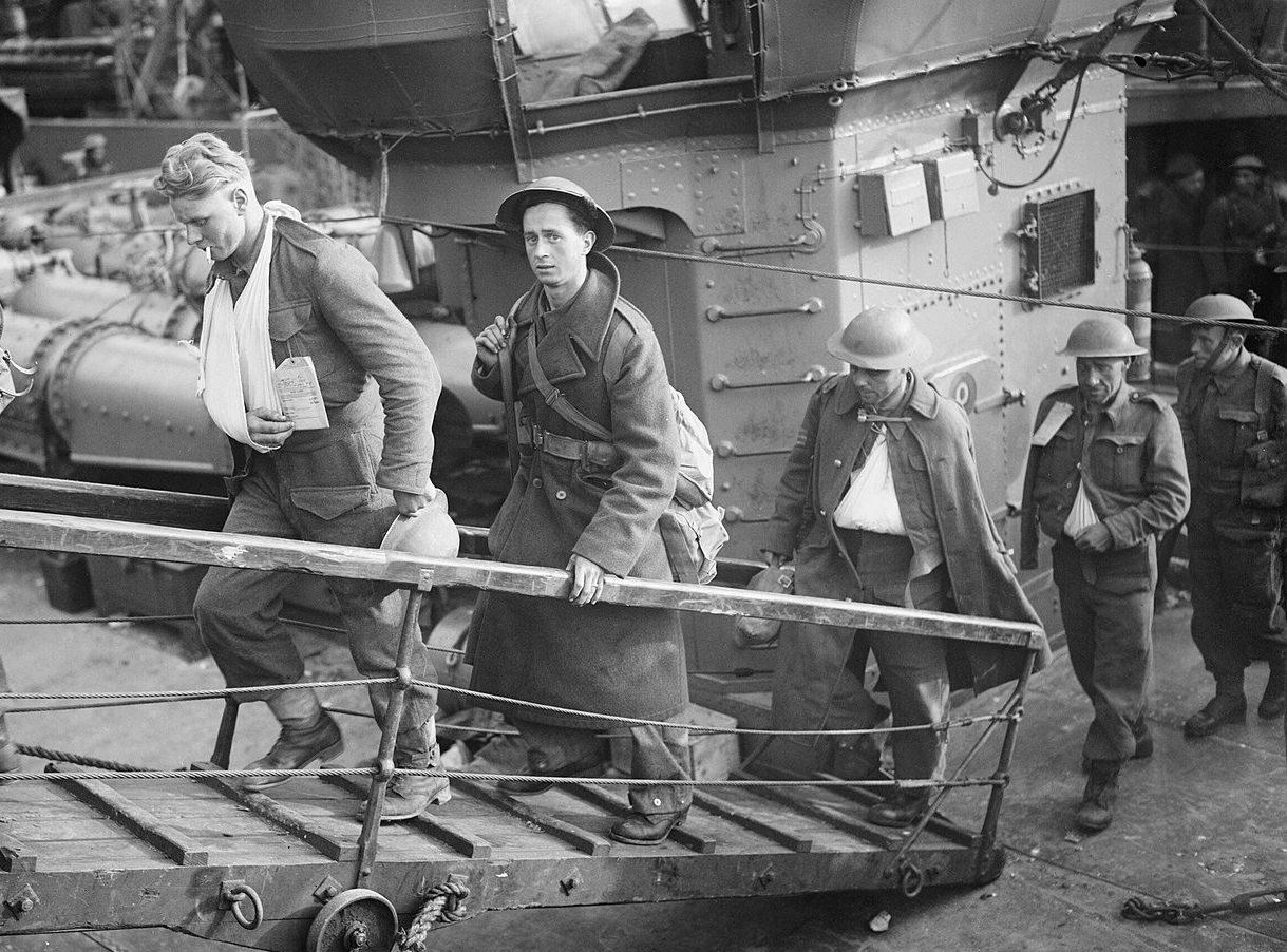 Раненые британские солдаты сходят на берег. Довер, 31 мая 1940 г.
