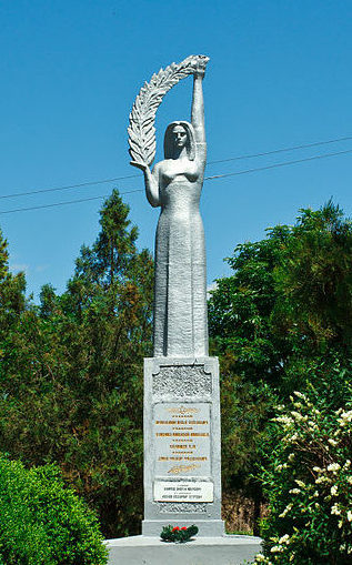 с. Виноградное Березовского р-на. Памятник, установленный в 1969 году на братской могиле 6 советских воинов, погибших при освобождении села 3 апреля 1944 года. 