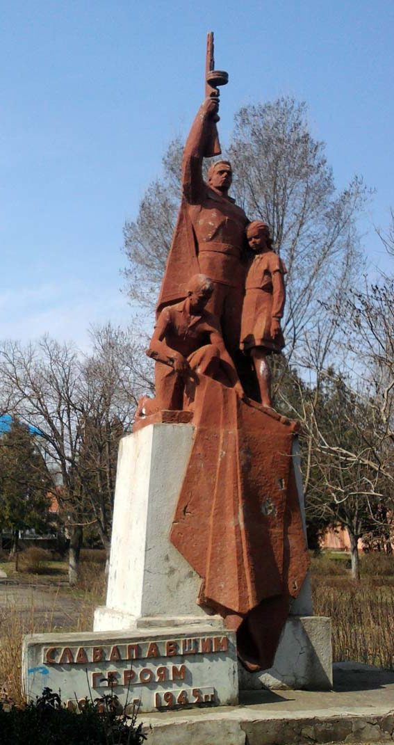 с. Колесное Саратского р-на. Памятник, установленный на братской могиле воинов, погибших в годы войны.