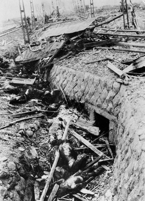 Тела пассажиров трамвая, погибших во время атомной бомбардировки Нагасаки. 10 августа 1945 г.
