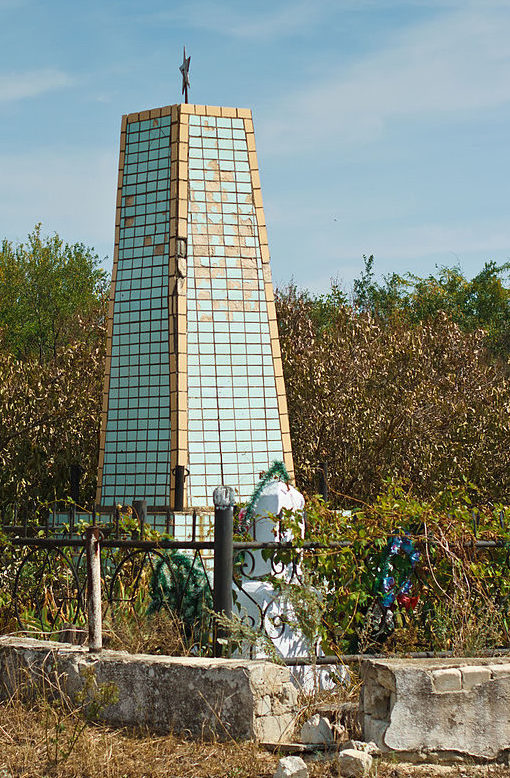 с. Даниловка Березовского р-на. Обелиск, установленный в 1945 году на братских могилах советских воинов, погибших при освобождении села 1 апреля 1944 года. 