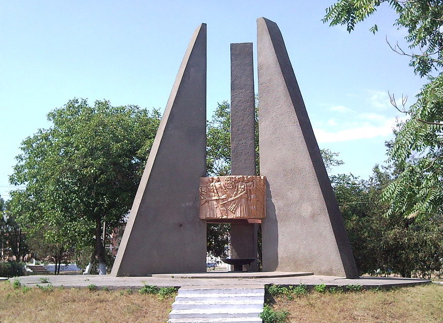 с. Кулевча Саратского р-на. Мемориал воинам, погибшим в годы войны.