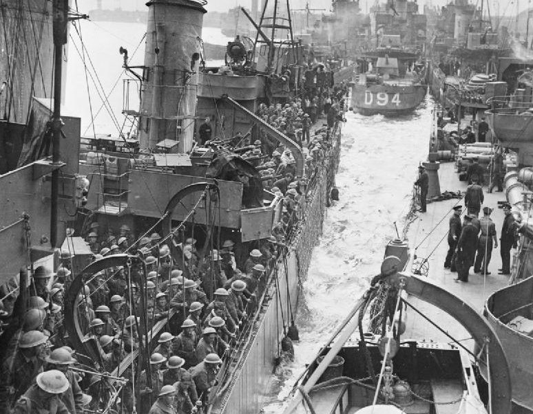 Эсминцы, заполненные эвакуированными британскими войсками, причаливают в Довере. 31 мая 1940 г.