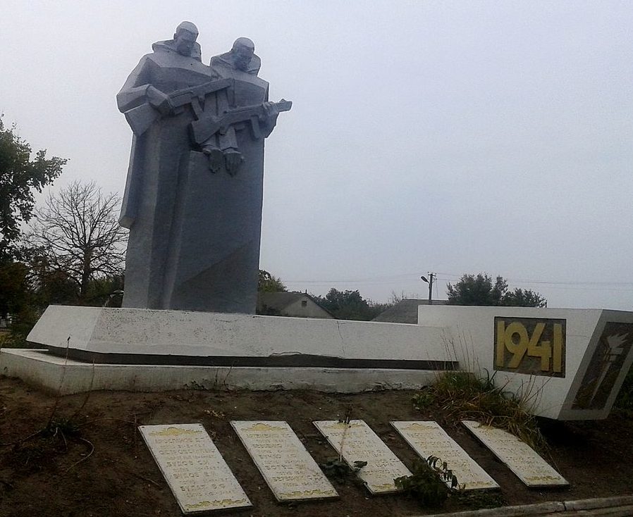 с. Николаевка-Новоросийская Саратского р-на. Памятник землякам, погибшим в годы войны.