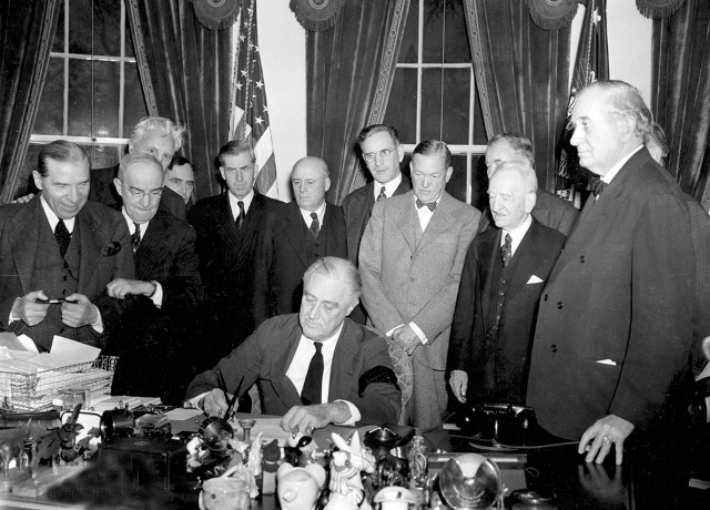 Президент США Франклин Рузвельт после атаки японцев на Перл-Харбор подписывает декларацию об объявлении войны Японии. 8 декабря 1941 г.