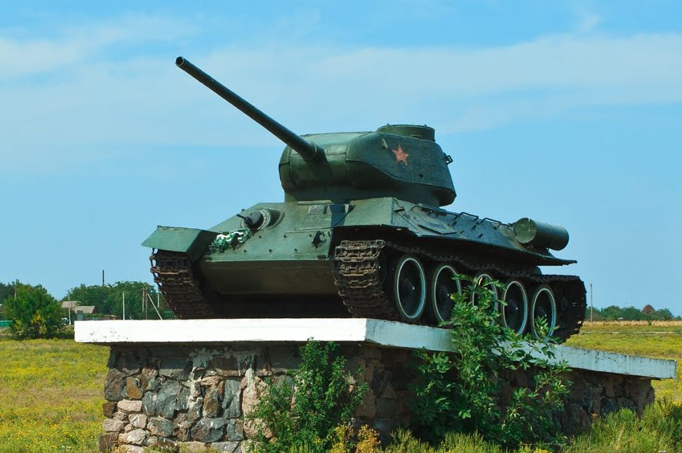 с. Даниловка Березовского р-на. Памятник-танк Т-34, установленный в окрестностях села воинам, погибшим в годы войны. 