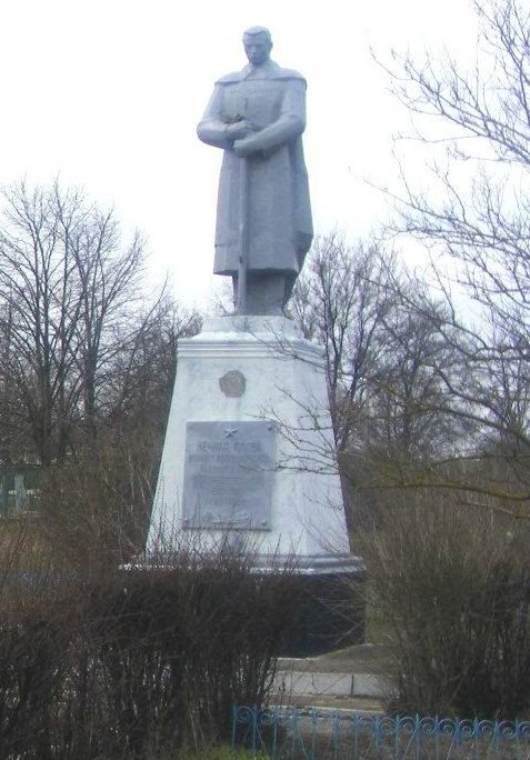 с. Сергеевка Саратского р-на. Памятник, установленный в 1960 году землякам, погибшим в годы войны.