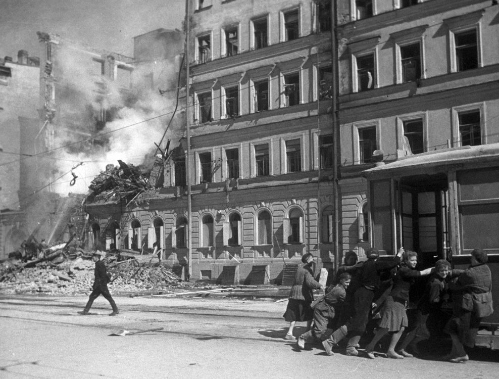 На улице Ленинграда после налета фашистской авиации. 1 января 1942 г.