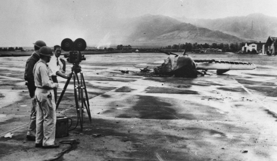 Съемки разбитого американского самолета на аэродроме после нападения на Перл-Харбор. 10 декабря 1941 г. 