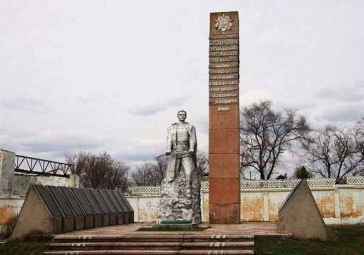 с. Плахтеевка Саратского р-на. Памятник, установленный в 1967 году 476 воинам-односельчанам, погибшим в годы войны. 