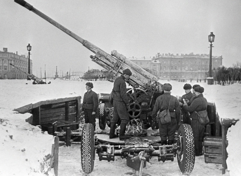 Советские зенитчики готовят орудие к бою на Марсовом поле в Ленинграде. 1 марта 1942 г.
