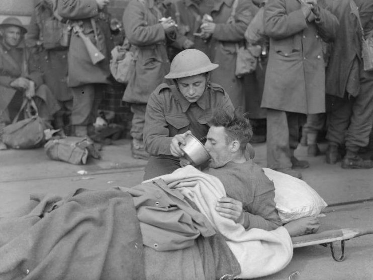 Раненые солдаты на носилках. Довер, 31 мая 1940 г.