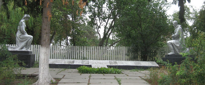 пгт. Кожанка Фастовского р-на. Памятник возле школы, установленный в честь воинов-освободителей.