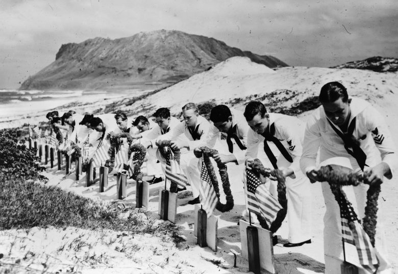 Матросы на могилах американских воинов. Декабрь, 1941 г.