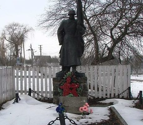 пгт. Кожанка Фастовского р-на. Памятник в центре села воинам-односельчанам, погибшим в годы войны.