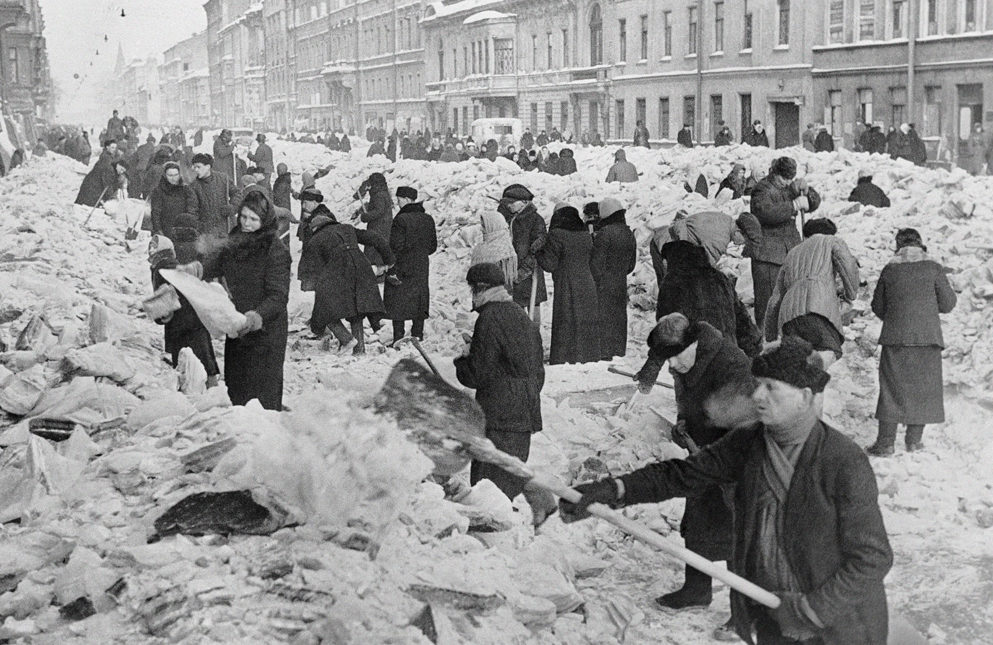 Ленинградцы расчищают улицы родного города после первой блокадной зимы. 8 марта 1942 г.