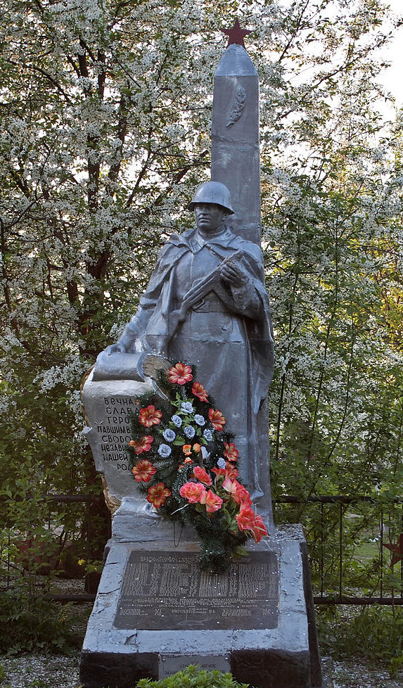 с. Королевка Фастовского р-на. Памятник, установленный на братской могиле воинов, погибших в годы войны.