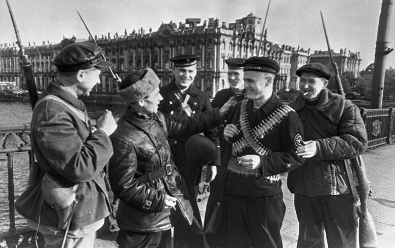 Рабочие Кировского завода и молодые моряки на мосту. 1 апреля 1942 г.
