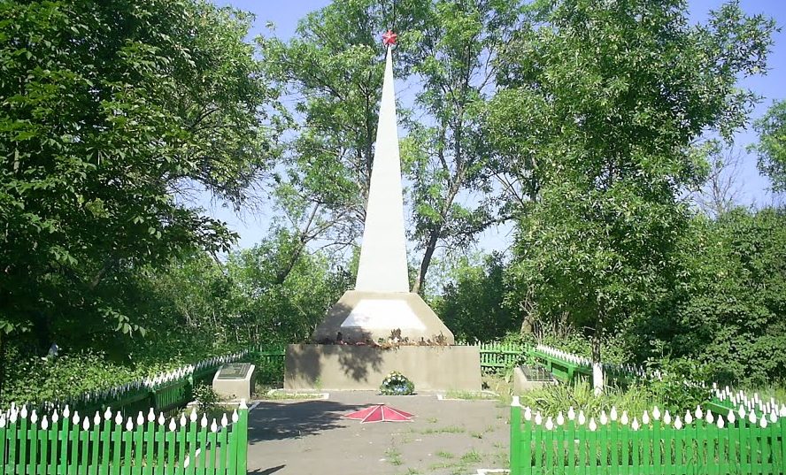 с. Богдановка Тарутинского р-на. Памятник односельчанам, погибшим в годы войны.