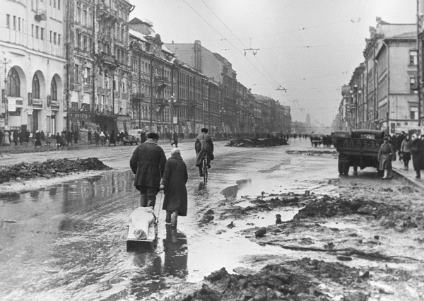 Люди на Невском проспекте в дни блокады. 1апреля 1942 г.