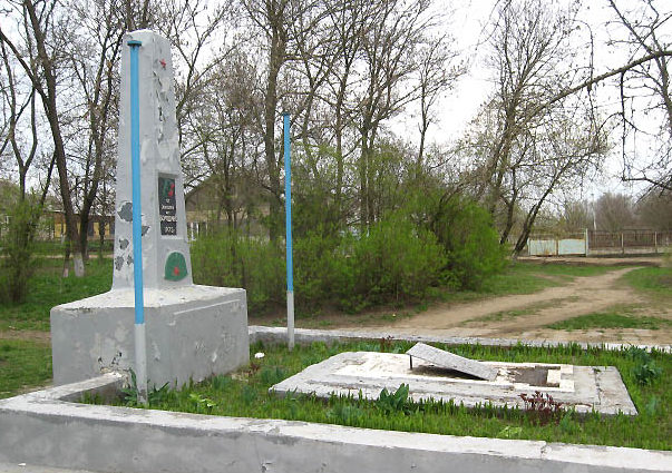 пгт. Бородино Тарутинского р-на. Памятник в центре поселка, установлен в 1952 году на братской могиле, в которой похоронено 24 воина, в т.ч. 14 неизвестных, погибших в годы войны. 