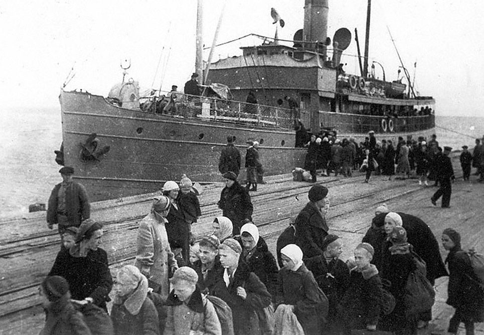 Эвакуация. Ленинградцы во время посадки на пароход. 1942 г.