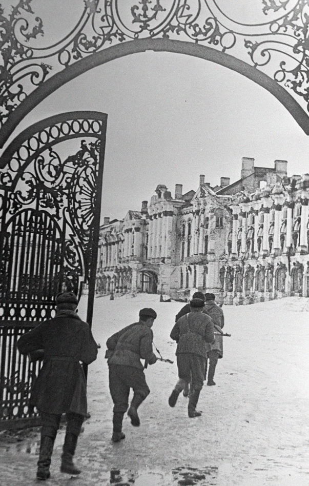 Бойцы Советской Армии ведут бои в городе Пушкине. 2 января, 1944 г.