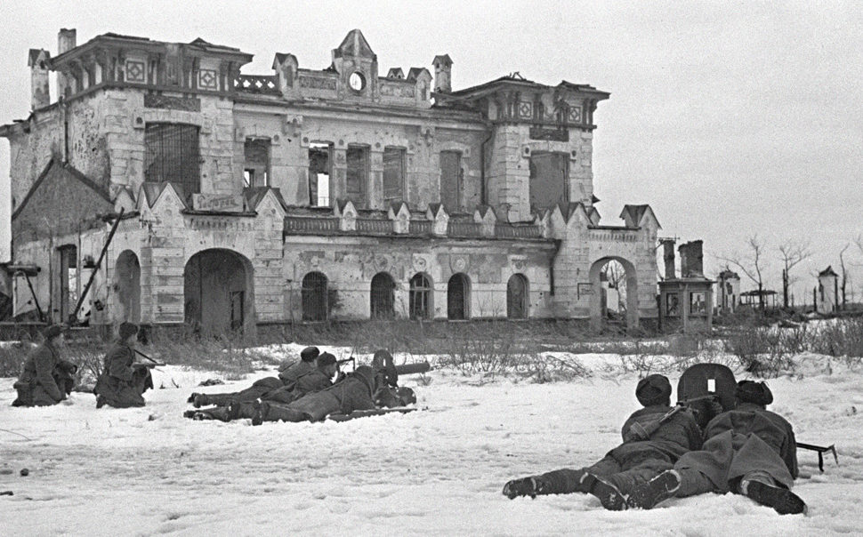 Советские бойцы ведут бой. Детское Село под Ленинградом. 21 января, 1944 г.