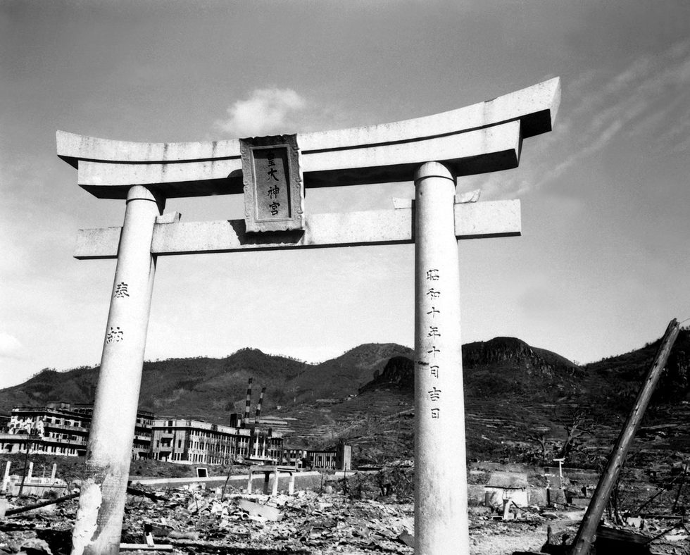 Арка разрушенного храма в Нагасаки. Октябрь 1945 г.