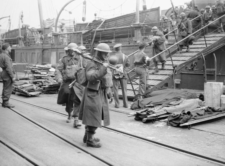 Эвакуированные солдаты, высаживаются с торгового судна. Дувр, 31 мая 1940 г.