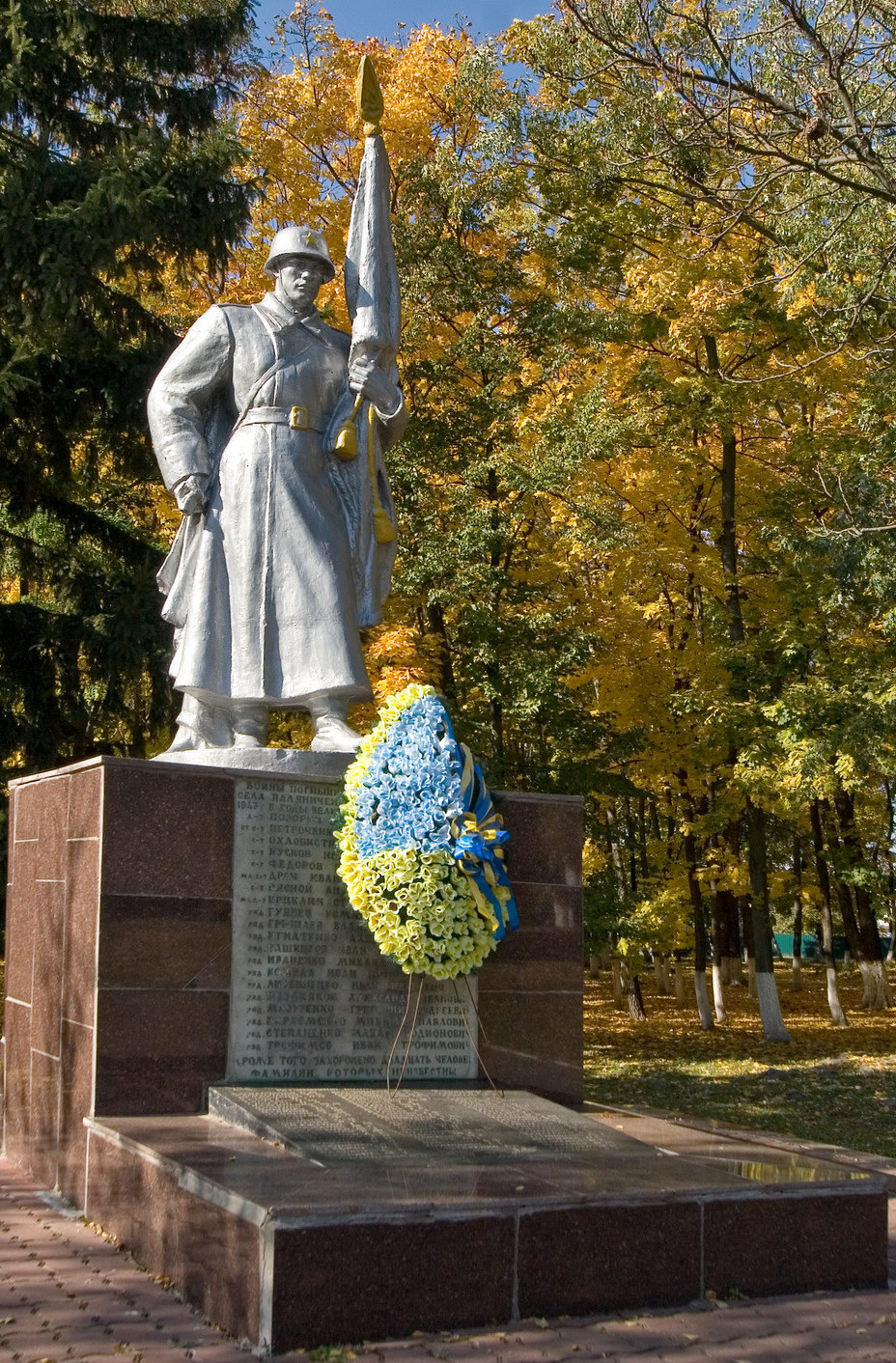 с. Паляниченцы Фастовского р-на. Памятник воинам, погибшим в годы войны.