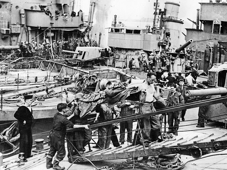 Раненных спускают с корабля. 31 мая 1940 г.