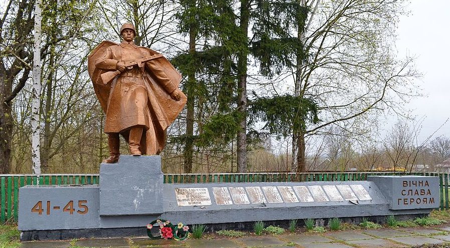 с. Пивни Фастовского р-на. Памятник воинам-односельчанам, погибшим в годы войны.