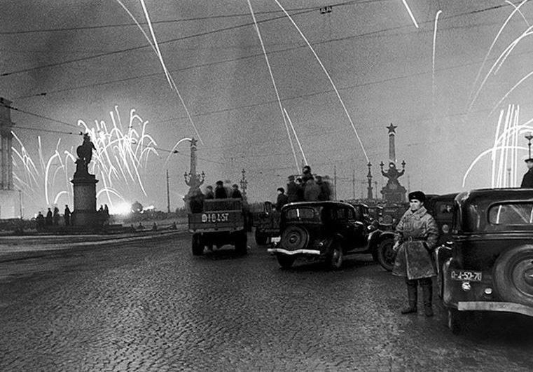 Ликующий Ленинград. Блокада снята. 1944 г.