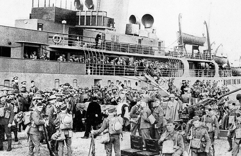 Разгрузка эвакуированных в порту. 3 июня 1940 г.
