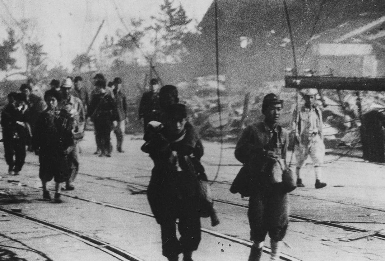 Выжившие после бомбардировки. 10 августа 1945 г. 