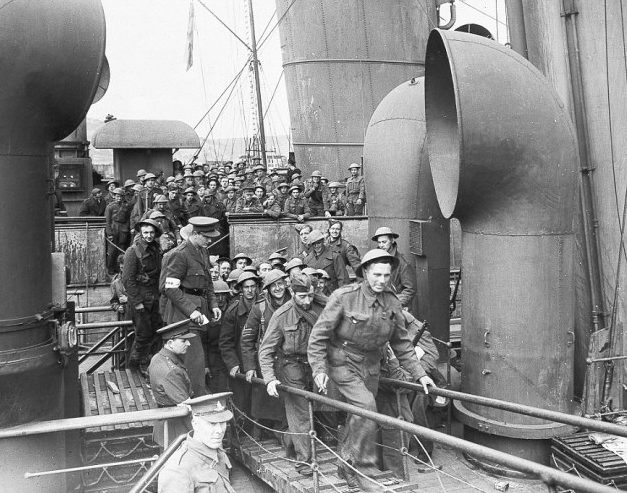 Разгрузка эвакуированных в порту. 3 июня 1940 г.