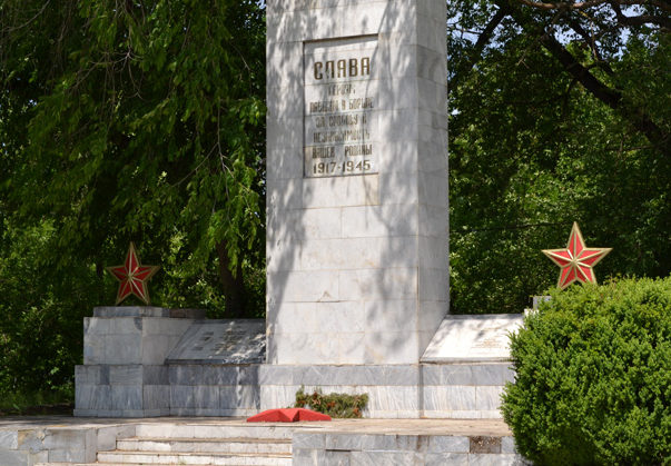 с. Кубей Болградского р-на. Братская могила советских воинов, погибших в 1944 году при освобождении села.