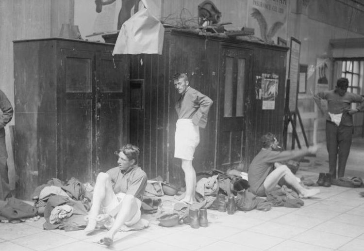 Эвакуированные солдаты после помывки переодеваются. Дувр, 31 мая 1940 г.
