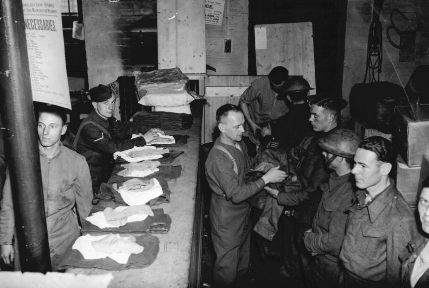 Эвакуированные солдаты после помывки переодеваются. Дувр, 31 мая 1940 г.