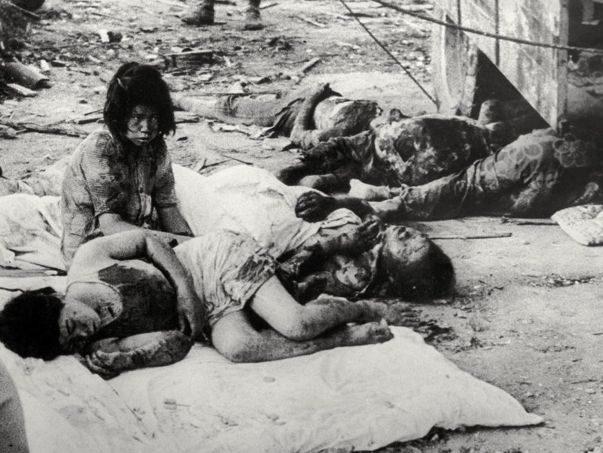 Раненные после взрыва. 10 августа 1945 г.