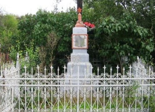 пгт. Серпневое Тарутинского р-на. Памятник на братской могиле советских воинов.