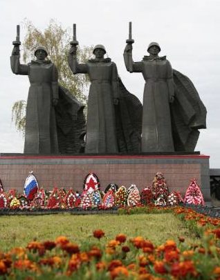 пгт. Великая Михайловка. Монумент воинам, погибшим в годы войны.