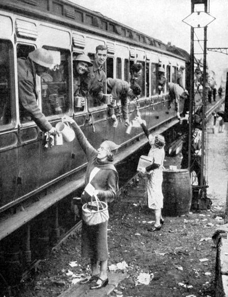 Местные жители английской деревни передают напитки эвакуированным солдатам. 3-4 июня, 1940 г. 