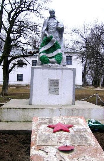 с. Новоалександровка Великомихайловского р-на. Памятник у клуба, установленный в 1968 году на братской могиле 71 советского воина, погибшего при освобождении села в апреле 1944 года. 