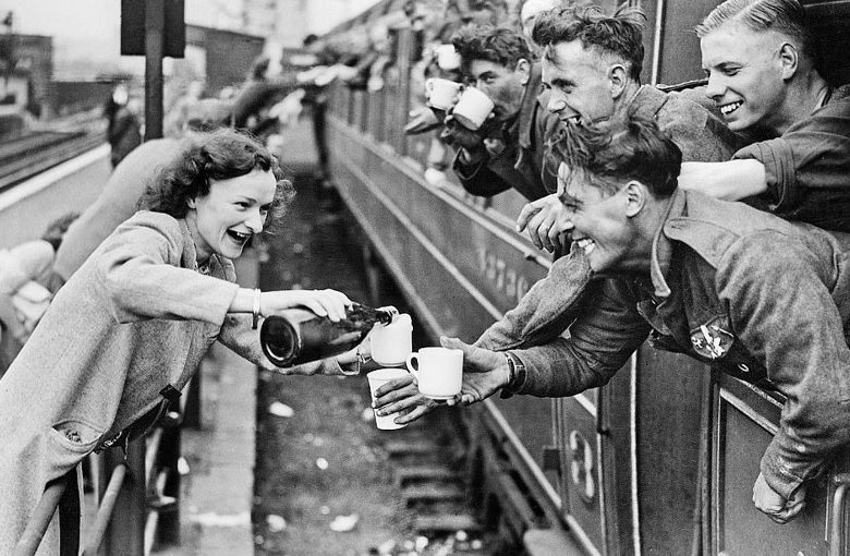 Местные жители английской деревни передают напитки эвакуированным солдатам. 3-4 июня, 1940 г. 
